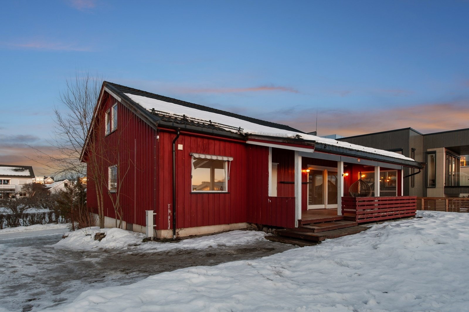 Boligen strekker seg over tre plan med tradisjonell og god rominndeling - Et ideelt hjem for familien. Galleribilde
