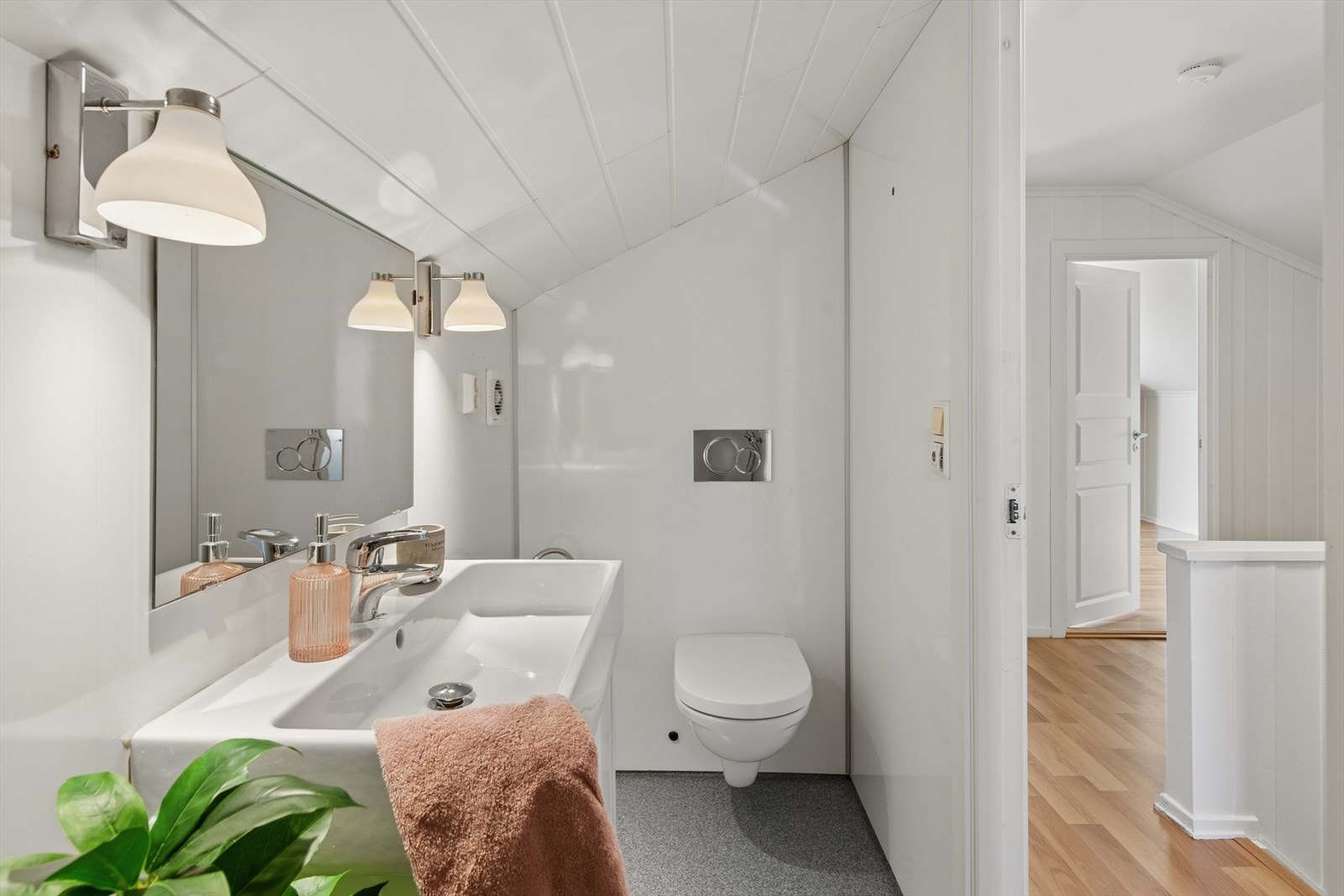 Baderommet i 2. etasje ble oppgradert i 2016 og har baderomsplater på vegger og MDF takpanel i himling. Galleribilde