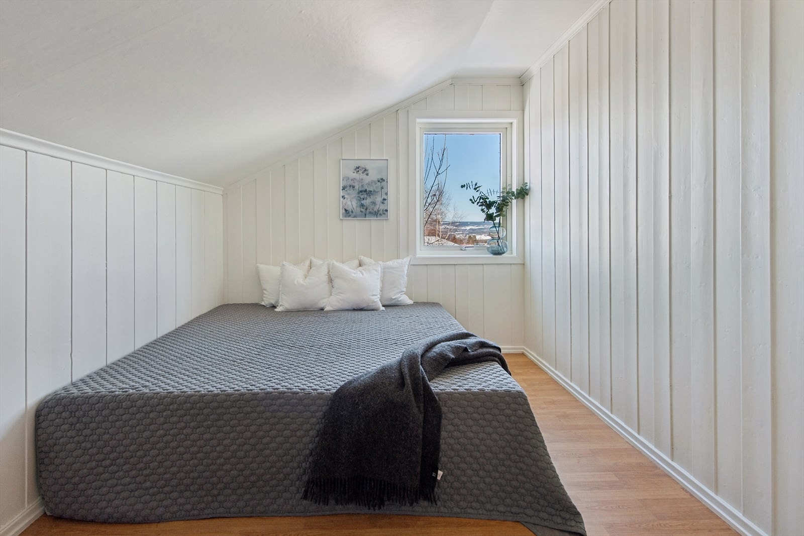 Ett av de fire soverommene i boligens 2. etasje. Galleribilde