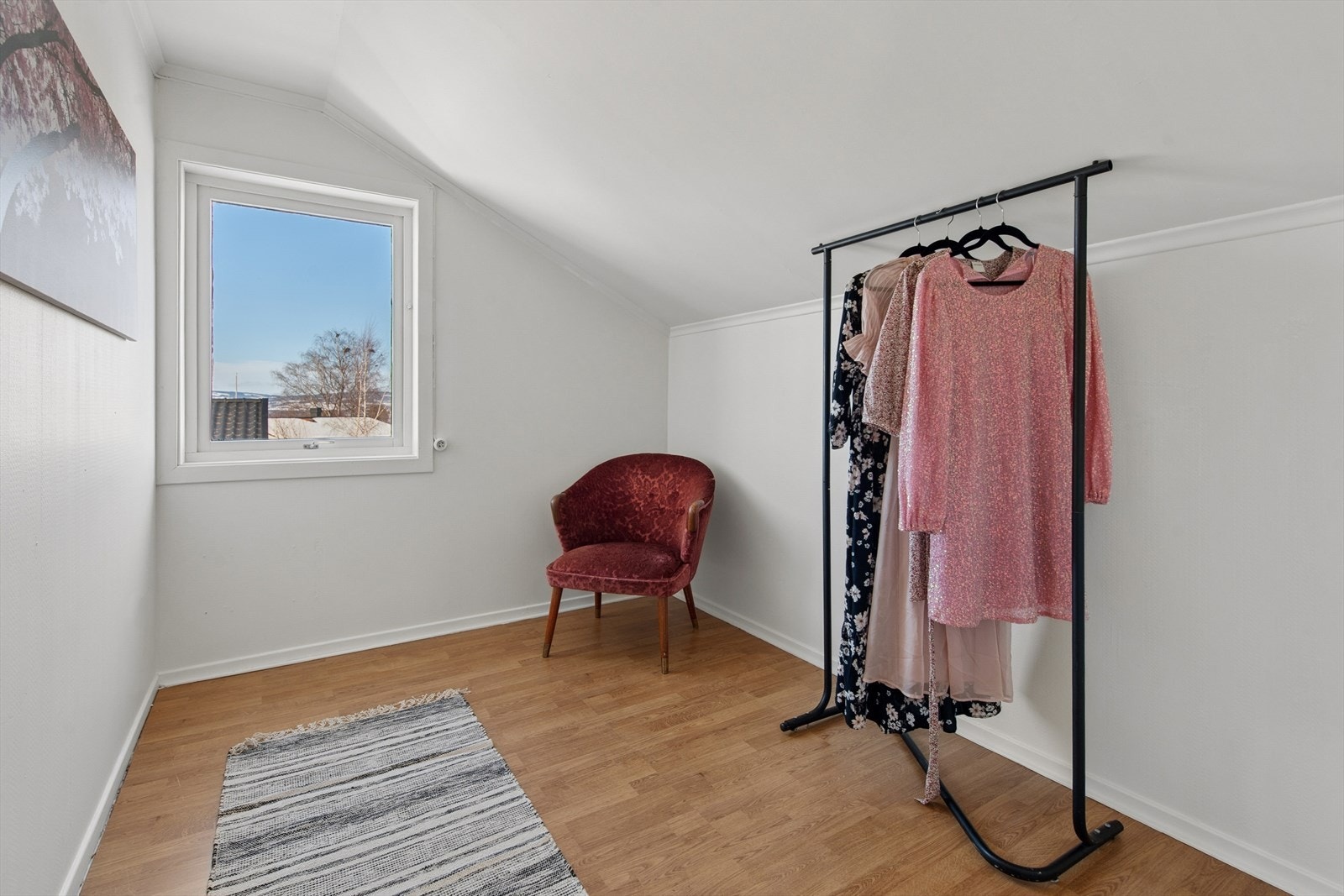 Rommet har flere bruksmuligheter, for eksempel som et mindre soverom, barnerom eller gjesterom. Soverom 5 beliggende i 2. etasje. Galleribilde