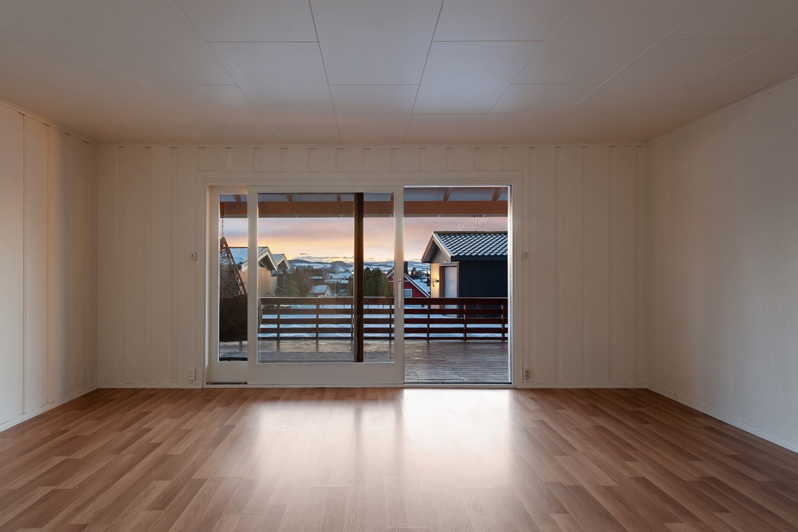 Fra stuen er det direkte utgang til den takoverbygde terrassen via skyvedør. Galleribilde