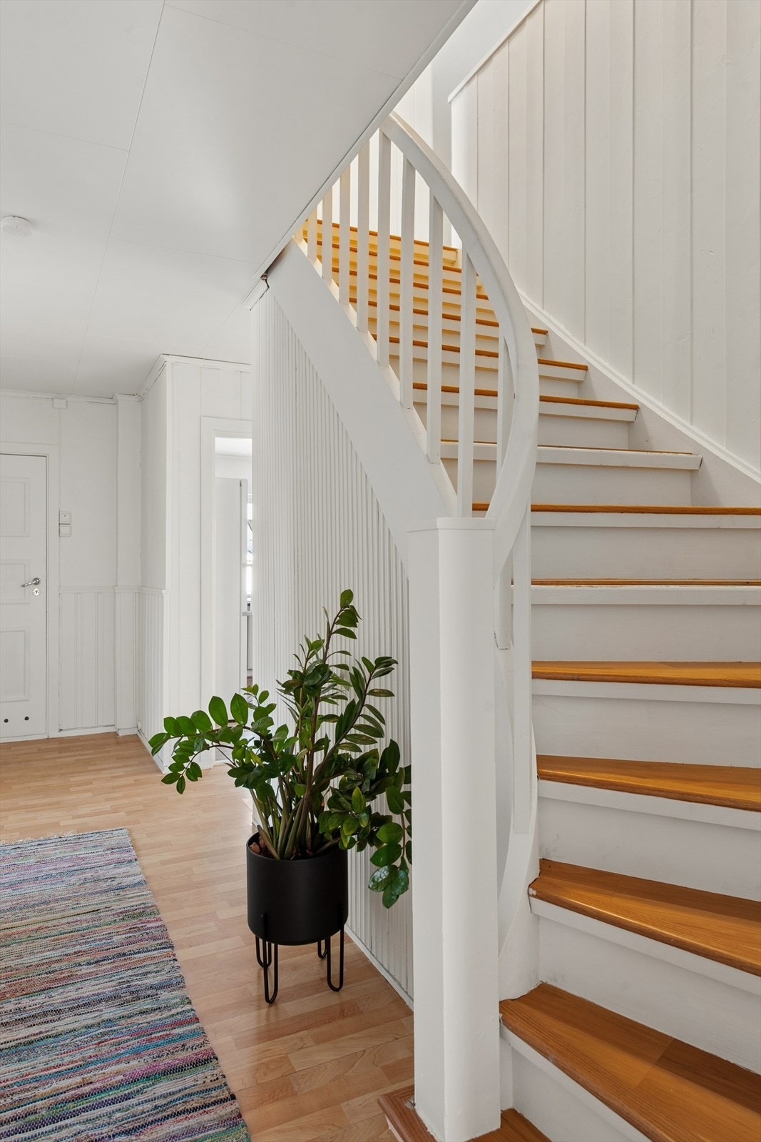 Trappen med lukkede trinn leder opp til boligens 2. etasje. Galleribilde