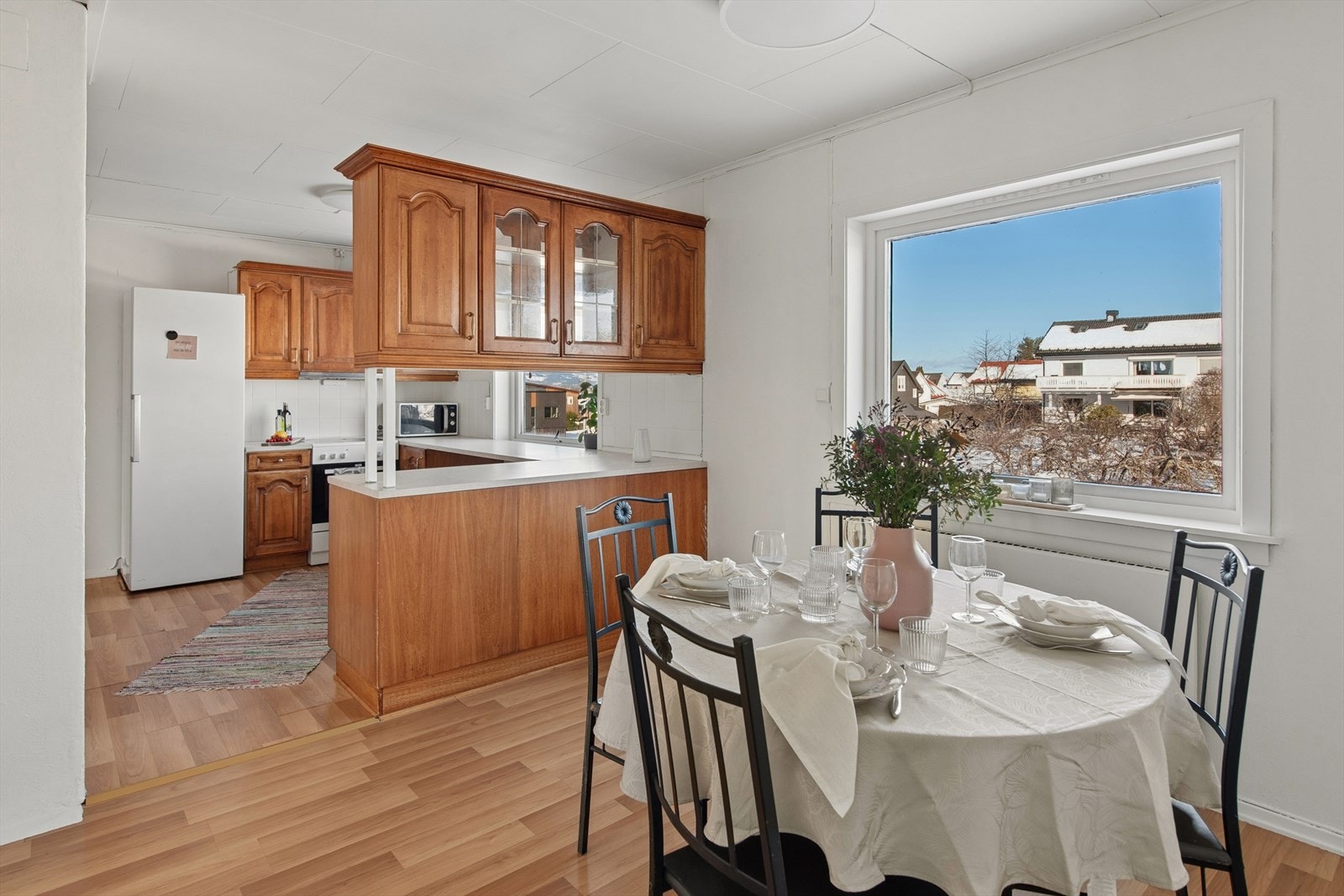 Kjøkkenet har en delvis åpen løsning mot en hyggelig spiseplass ved vinduet. Galleribilde