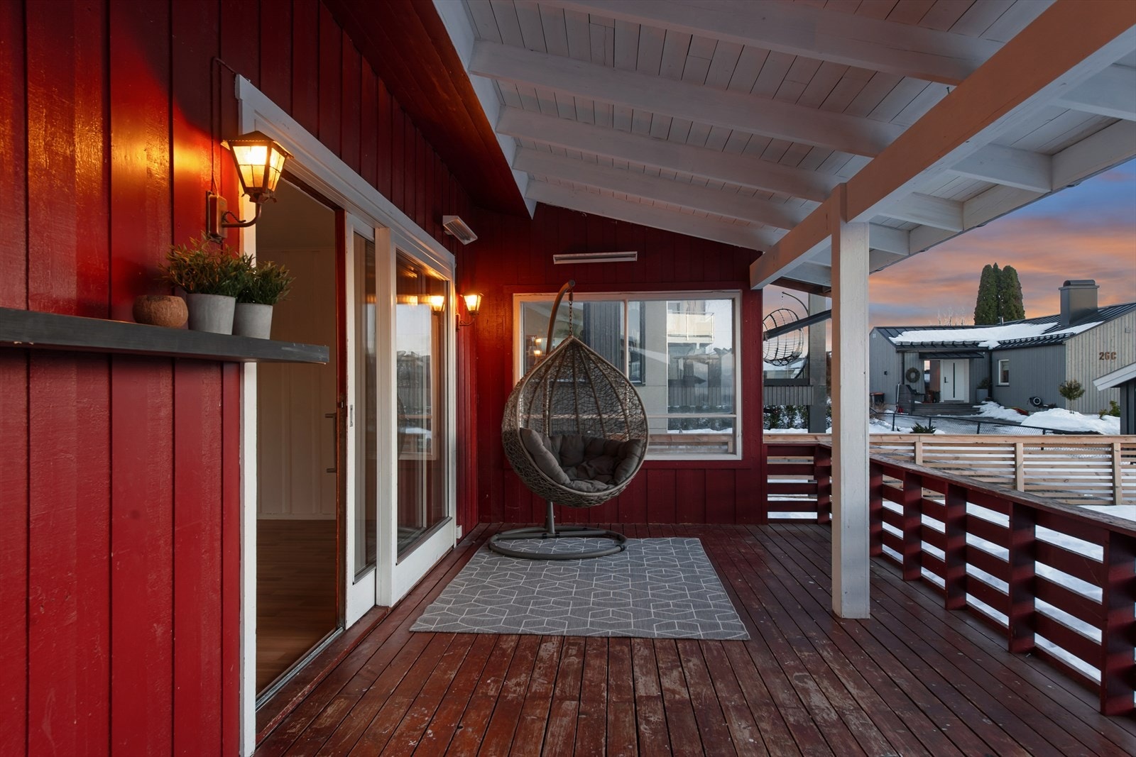 Eiendommen har en takoverbygd terrasse på 22 m² i tilknytning til inngangspartiet og med direkte utgang fra stue. Galleribilde