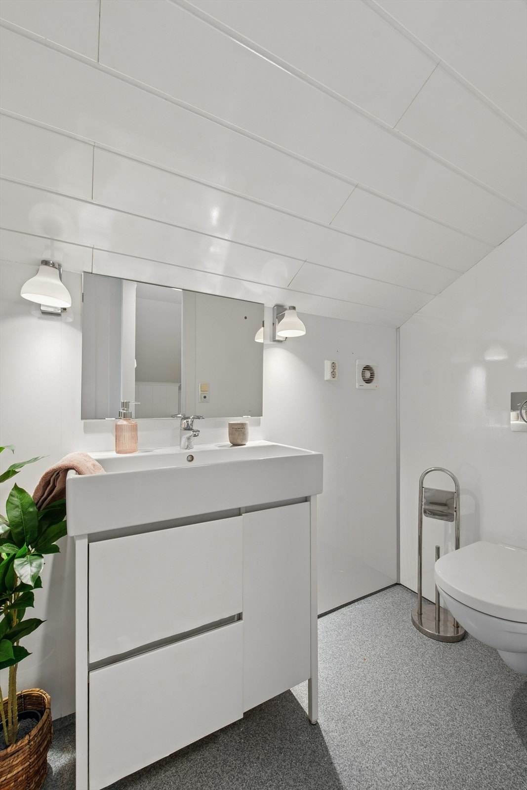 Her er det termostatstyrt varmekabel i gulvet for økt komfort. Galleribilde