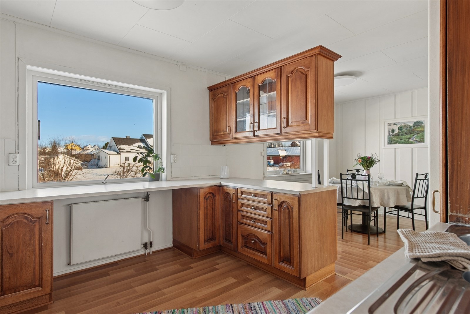 Kjøkkeninnredningen fra 1985 har profilerte fronter og laminert benkeplate. Galleribilde