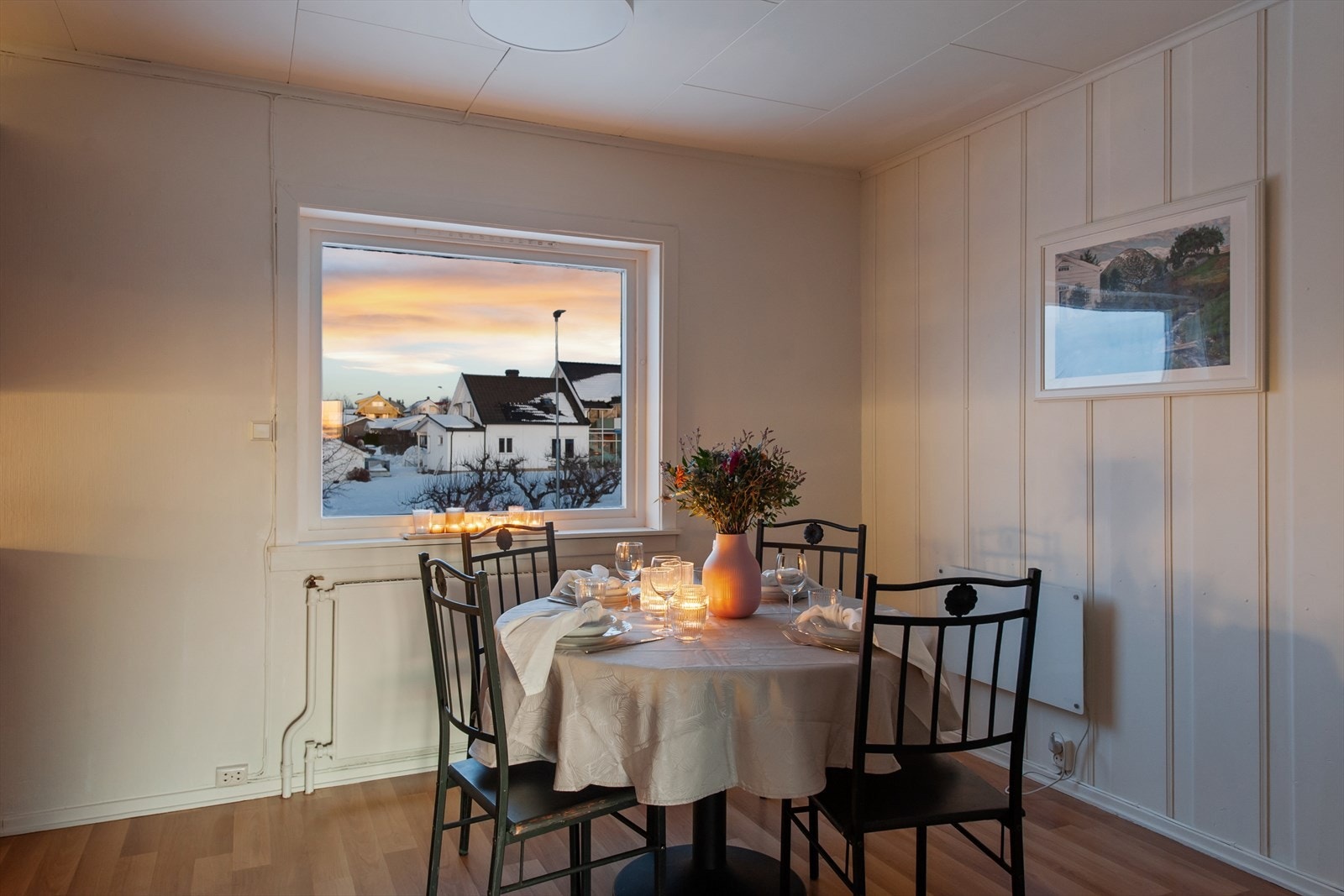 Oppholdsrommet passer like godt til hverdagens rutiner som til hyggelige kvelder med familie og venner. Galleribilde