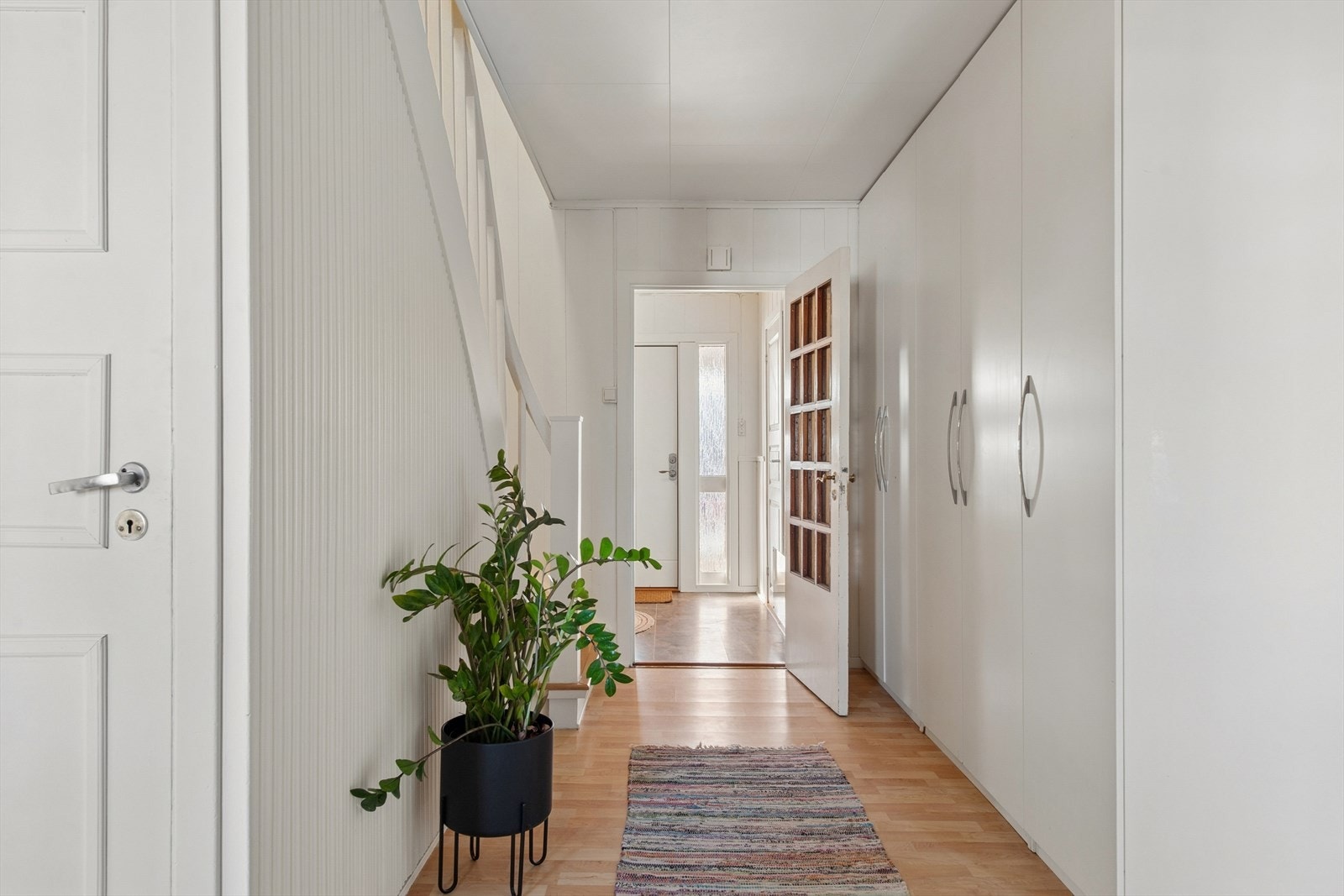 Fra gangen er det tilgang til 1. etasjens samtlige rom og trapp til de øvrige boligplanene. Galleribilde