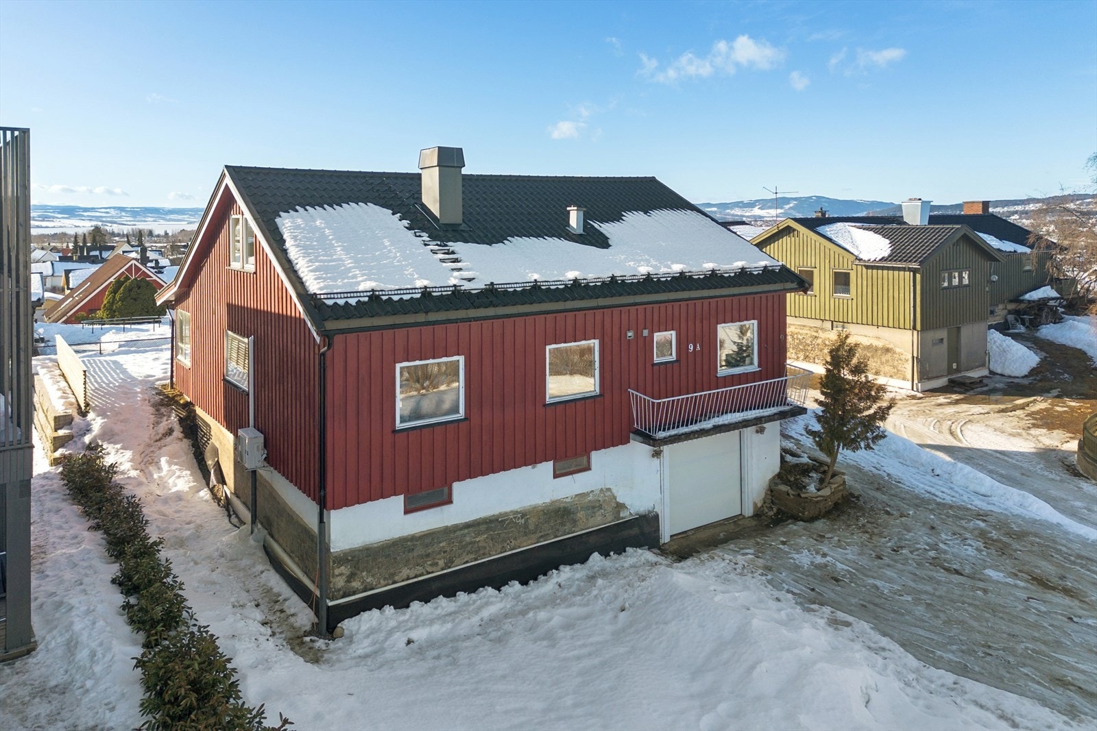 Eneboligen, oppført i 1960 og senere tilbygget stuedel og overbygd terrasse. Galleribilde