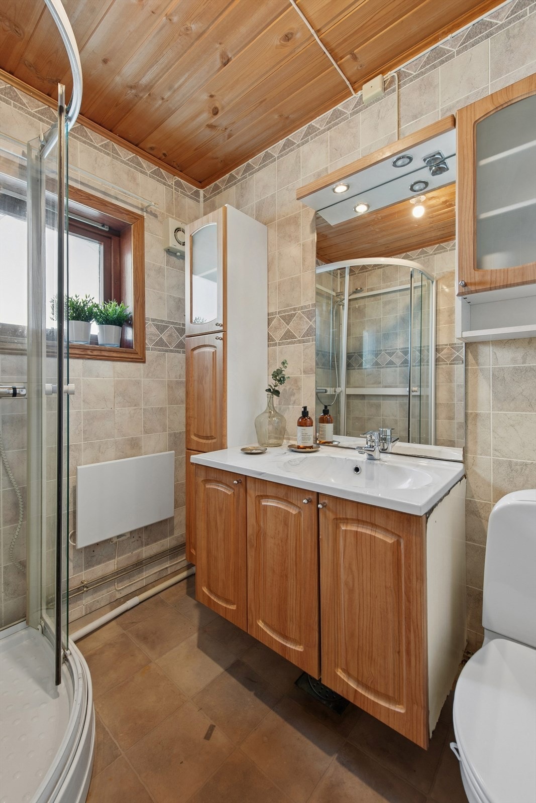 Av våtrom byr boligen på 2 bad, hvorav ett beliggende i 1. etasje og ett i boligens 2. etasje. Galleribilde