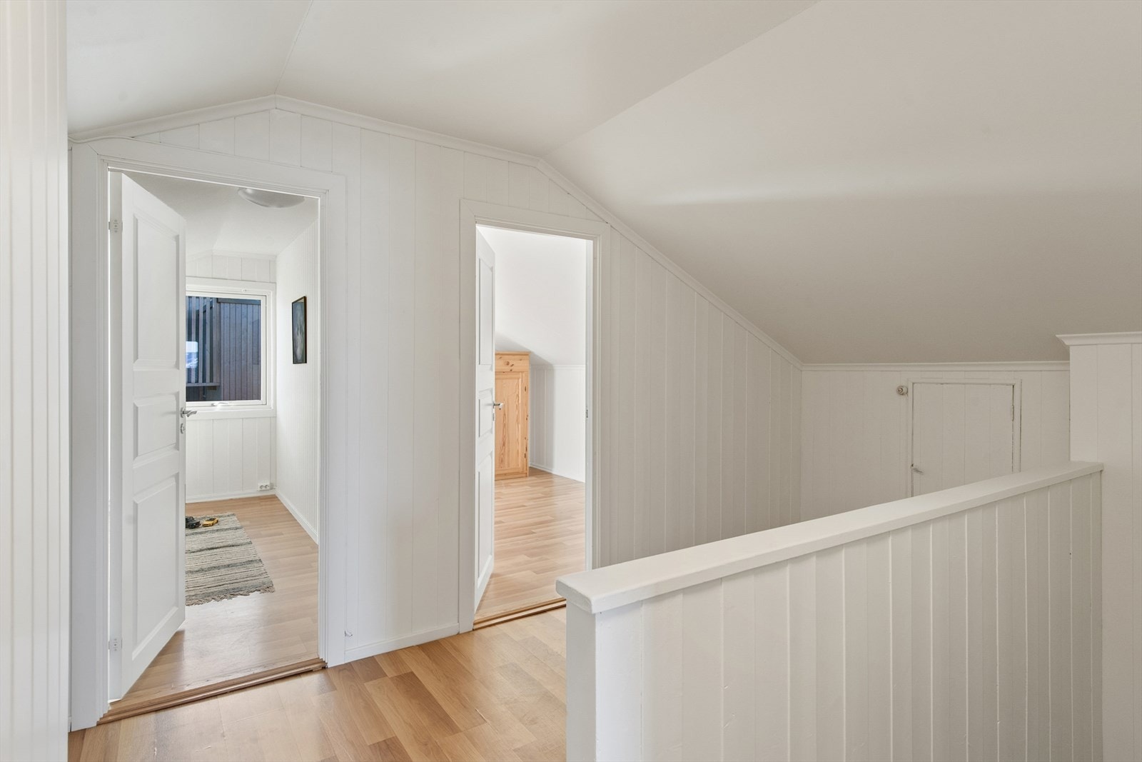 Gangen i 2. etasje gir adkomst til etasjens 4 soverom og bad. Galleribilde