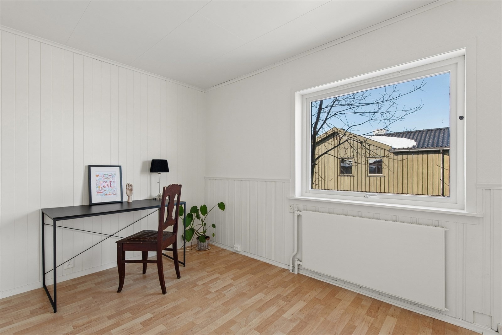 Soverom 2 beliggende i 1. etasje. Rommet egner seg godt som kontor, gjesterom eller soverom etter behov. Galleribilde