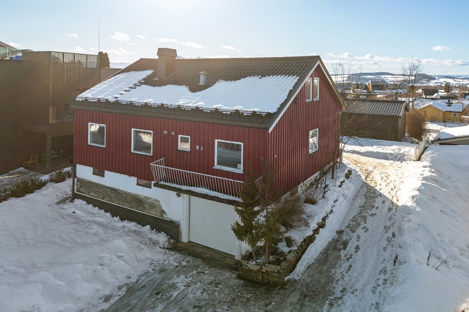 Eiendommen har attraktiv beliggenhet i et veletablert og barnevennlig boligområde i Bekkelaget i Ottestad. Integrert garasje i kjeller og rikelig med lagringsplass. Galleribilde