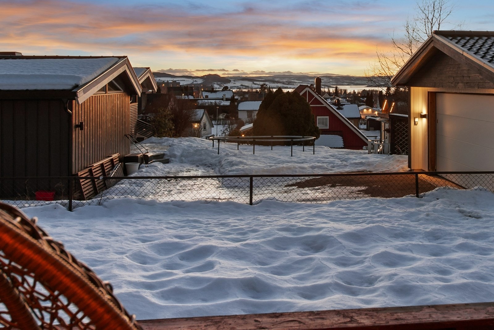 Nydelig utsikt fra terrassen og hage. Galleribilde