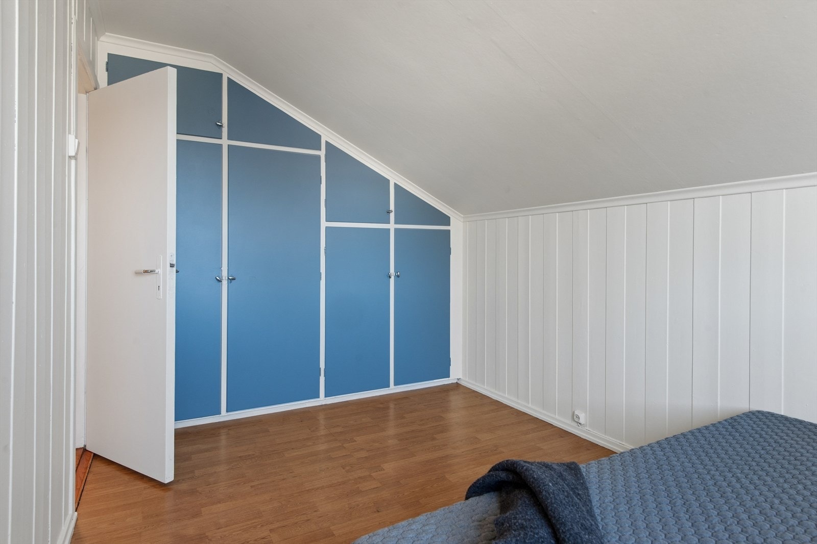 Praktisk soverom med plassbygde skap som utnytter plassen godt. Soverom 3 beliggende i 2. etasje. Galleribilde