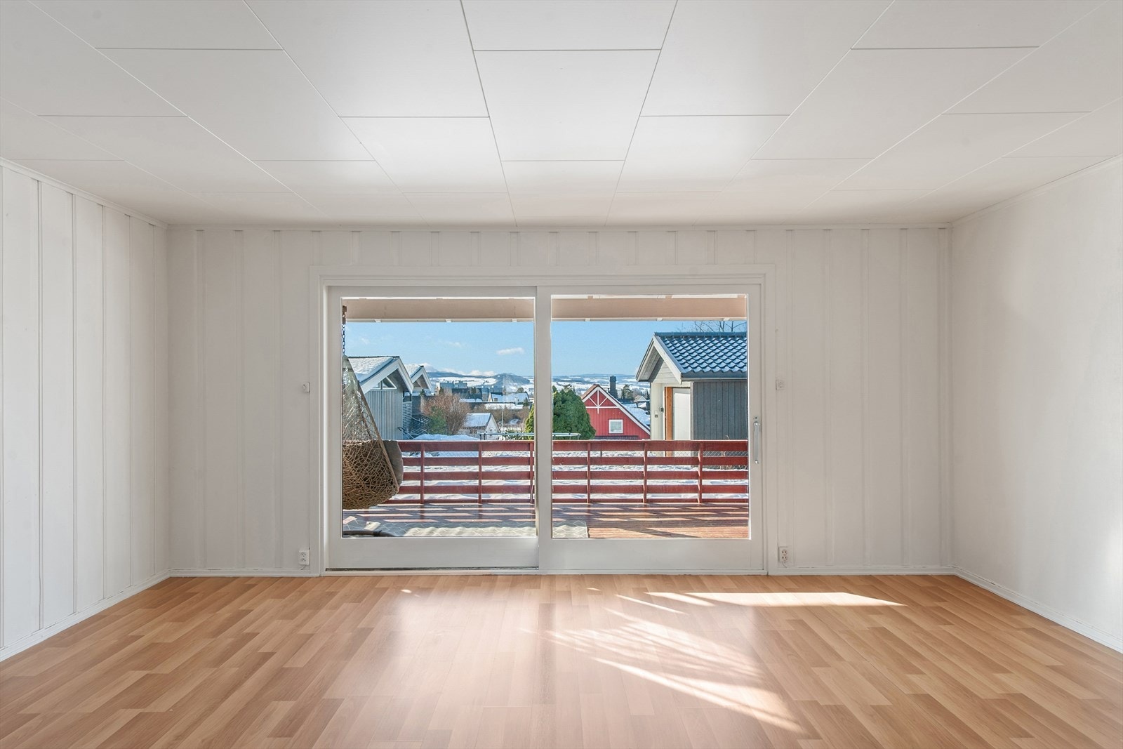 Stuen er et romslig oppholdsrom med peisovn som gir en lun atmosfære. Det ble installert luft-til-luft varmepumpe i boligen i 2018. Galleribilde