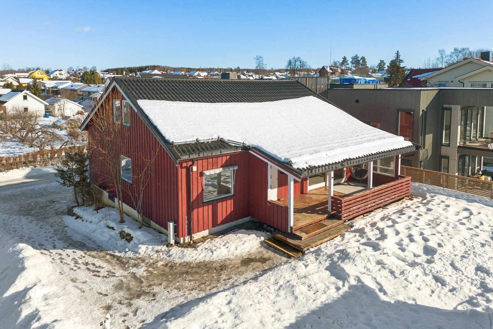 Taket er tekket med taksteinprofilerte stålplater fra 2013. Galleribilde