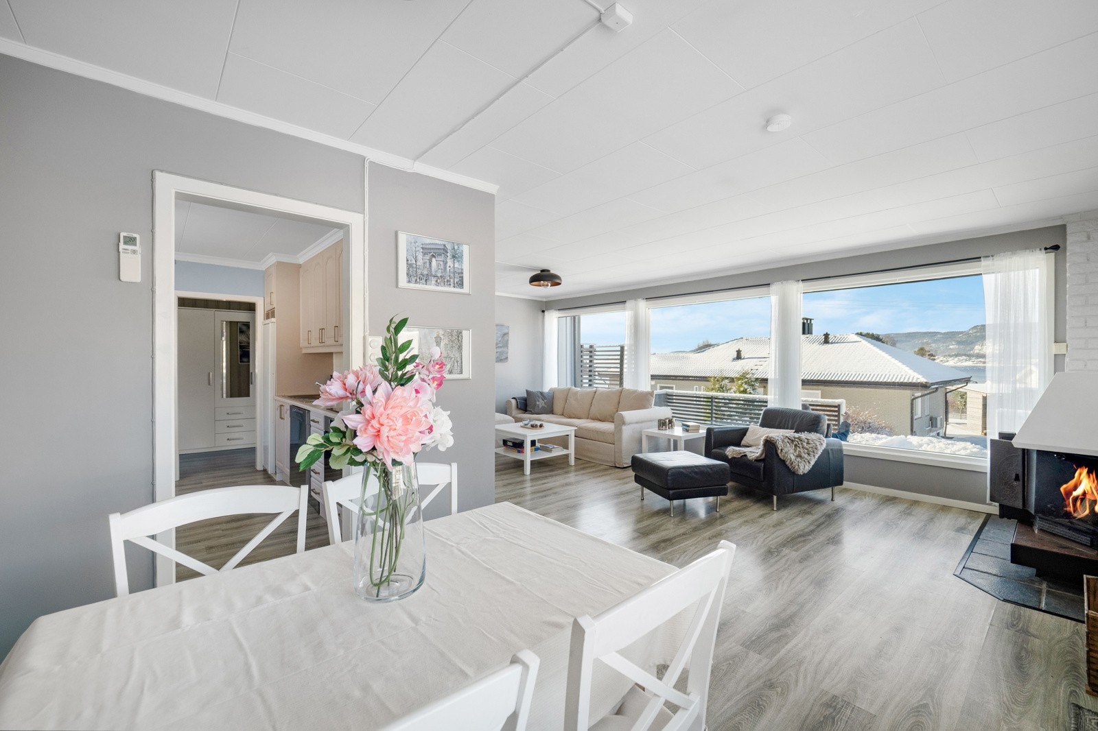 Boligens 1.etasje består av entré, toalettrom, hall, gang, bad, 3 soverom, kjøkken og stue/spisestue. Galleribilde