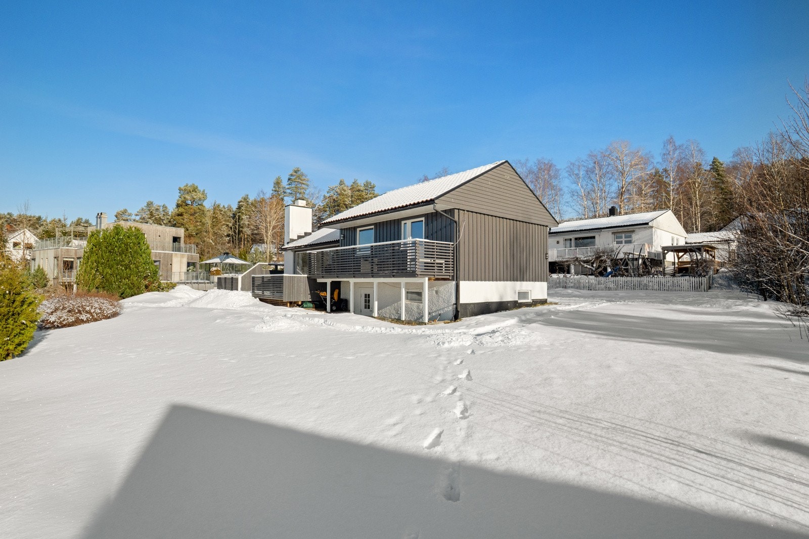 Selveiertomt på 690,5 kvm opparbeidet med blant annet plenområder, prydbusker og diverse beplantning. Galleribilde