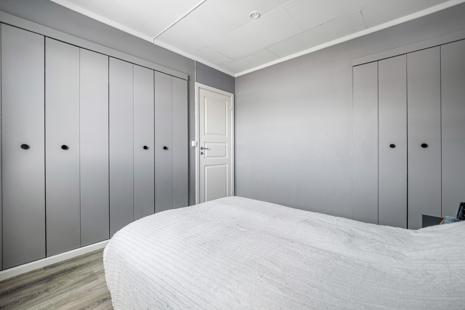 Her er det god plass til dobbeltseng, og godt med plass til oppbevaring i skap. Galleribilde