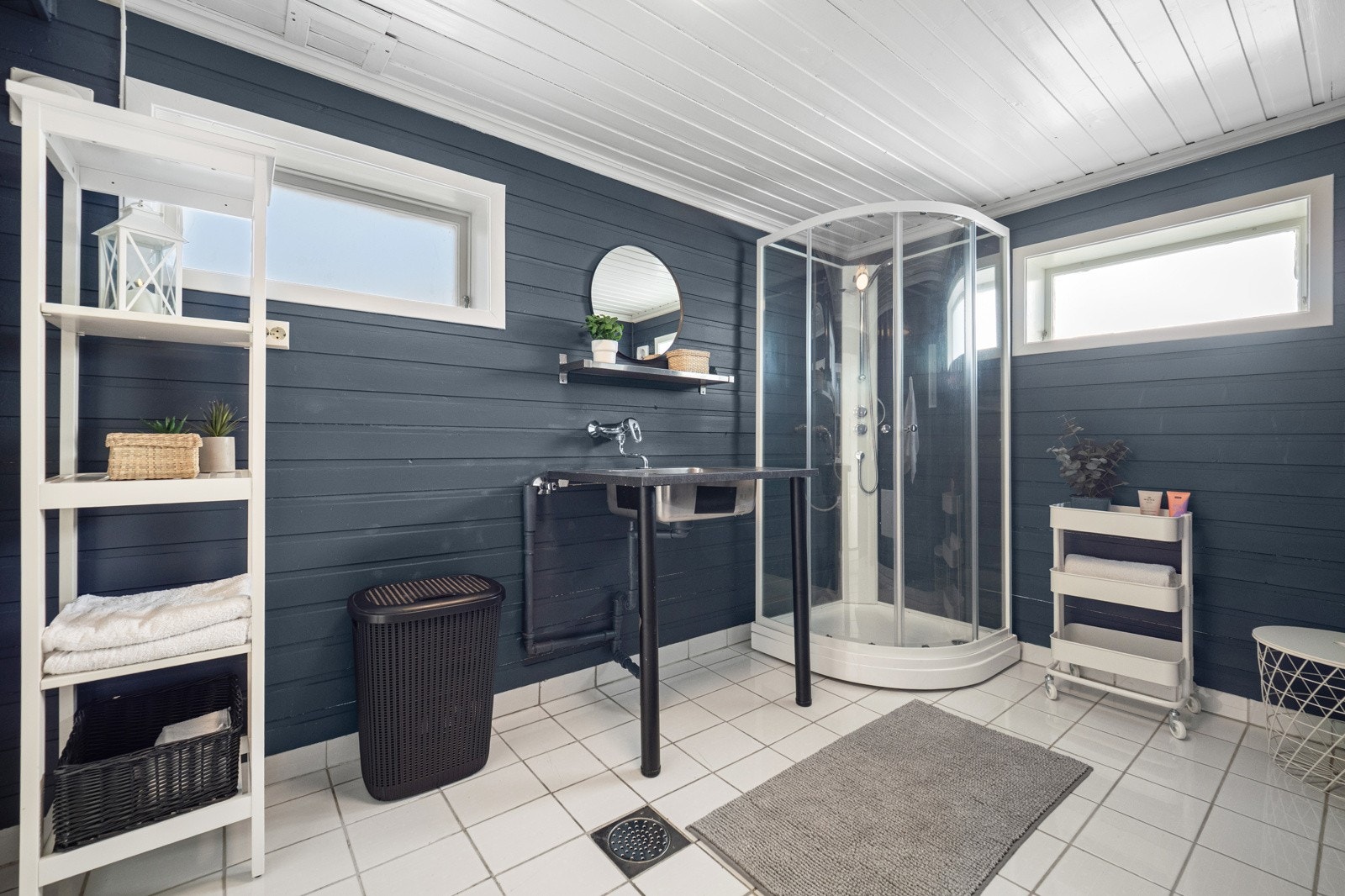 Flislagt gulv med varme, malt panel på vegger og malt panelbord i himling. Galleribilde