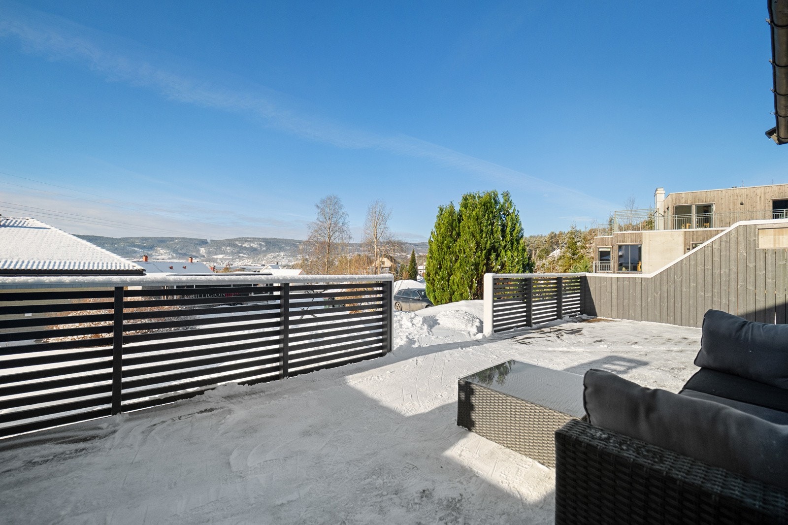 Koselig uteplass med stor platting og balkong på totalt 47 kvm. Galleribilde