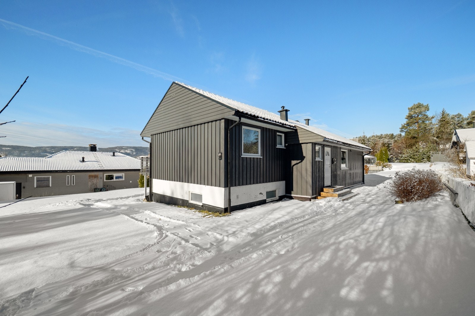 Eiendommen ligger meget solrikt til, og har sol fra tidlig til sent på sommerstid. Galleribilde