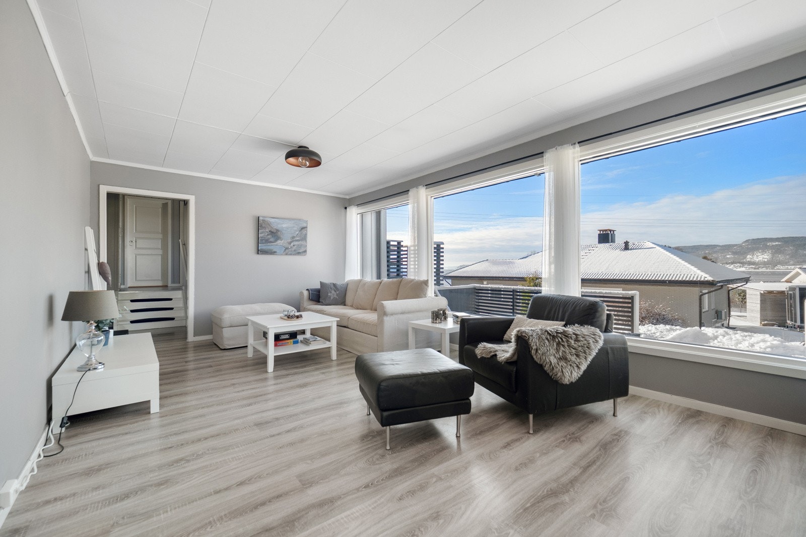 Lys og luftig stue med store vindusflater. Galleribilde