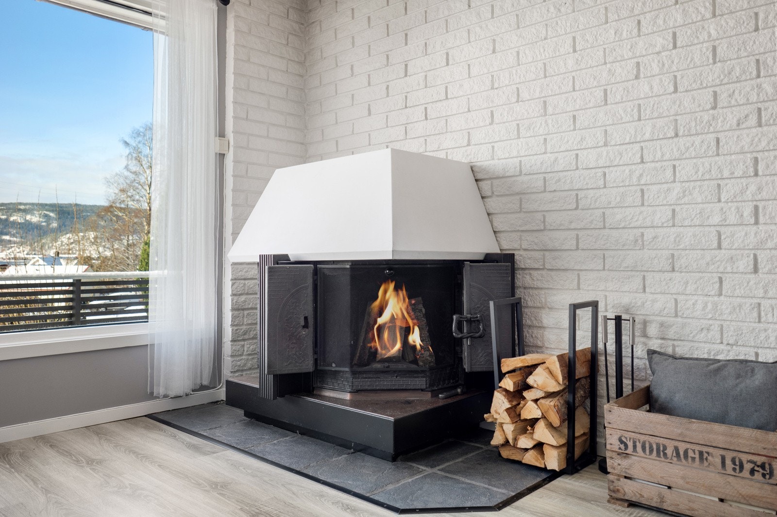 I stuen er det både peis og varmepumpe. Galleribilde