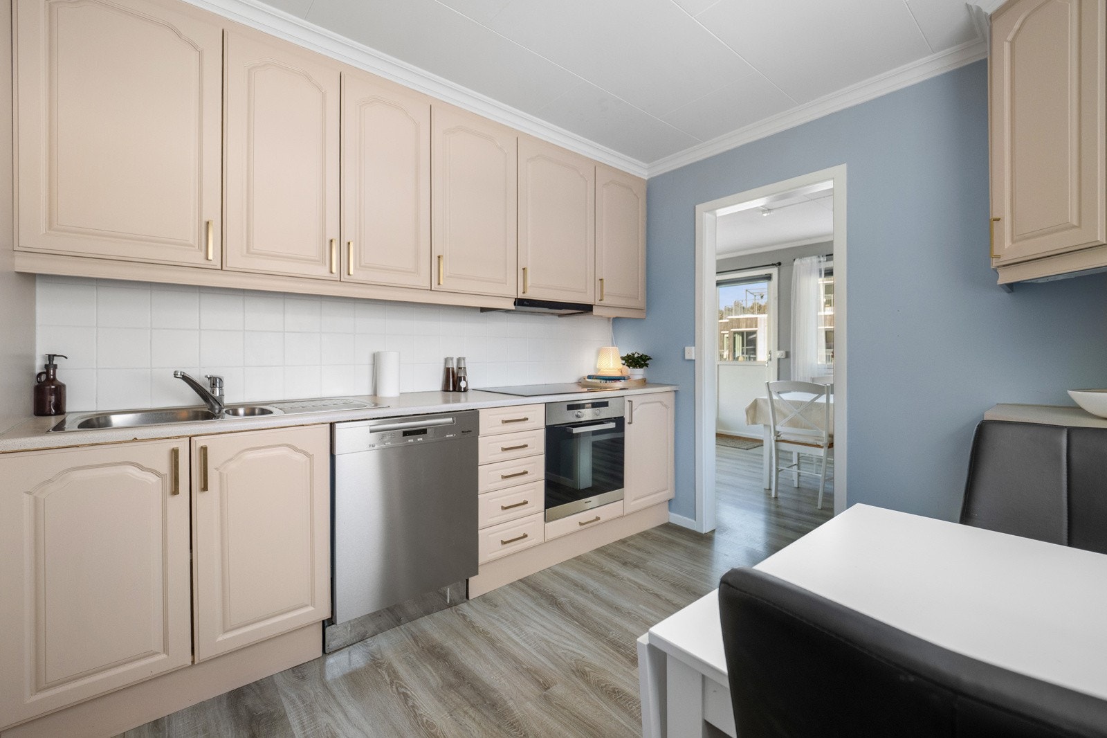 Praktisk med adskilt kjøkken med grei spiseplass. Galleribilde