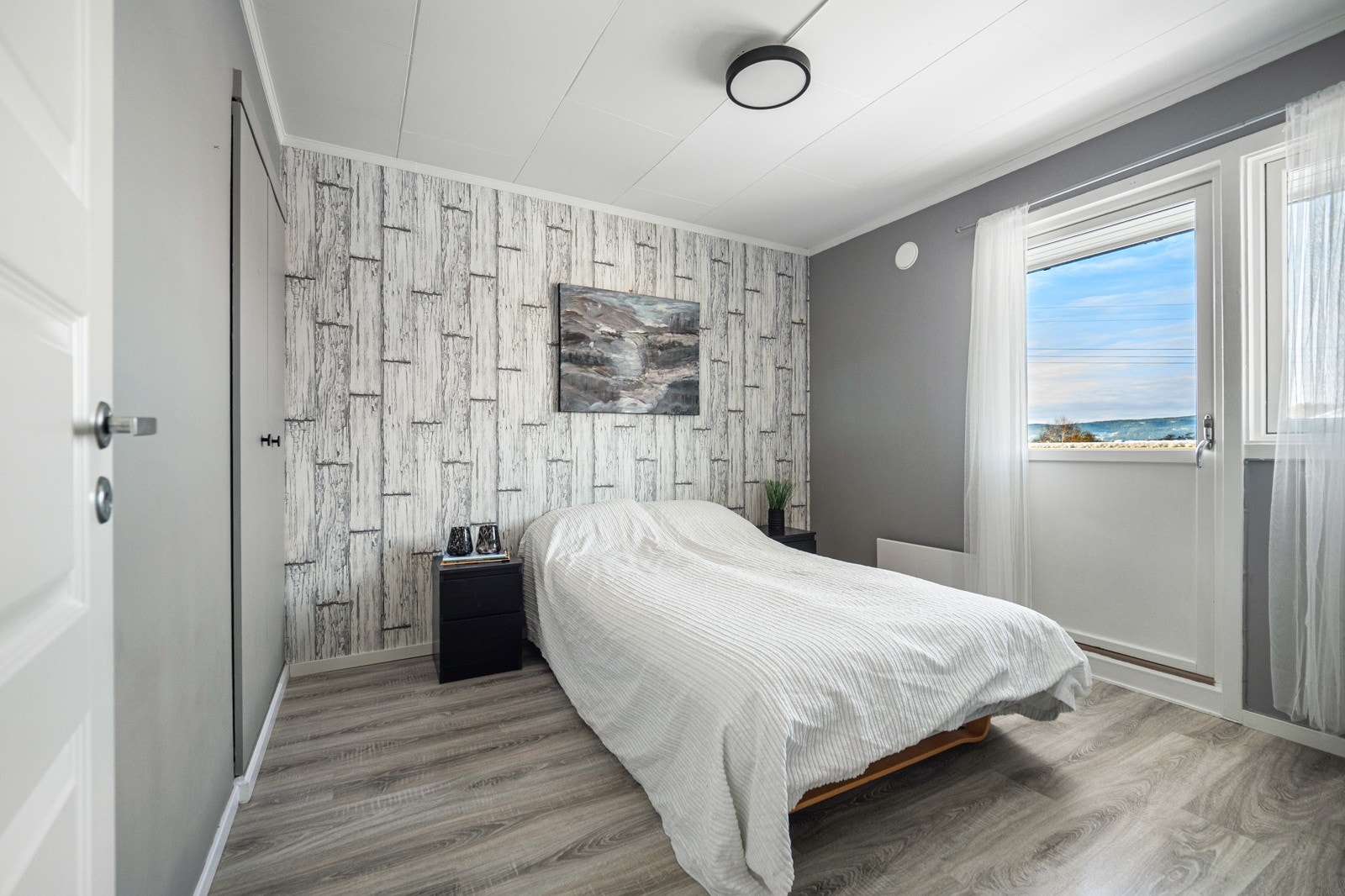 Hovedsoverom med utgang til balkong. Galleribilde