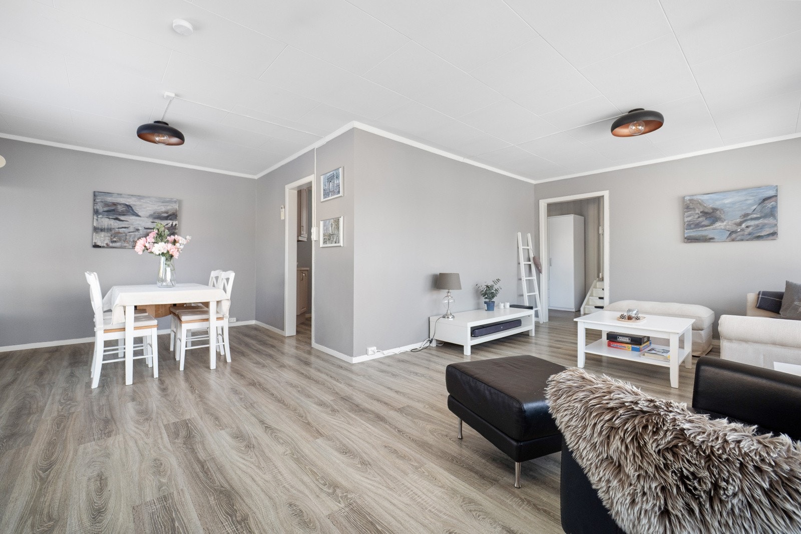 Åpen løsning mellom stuen og spisestuen. Galleribilde