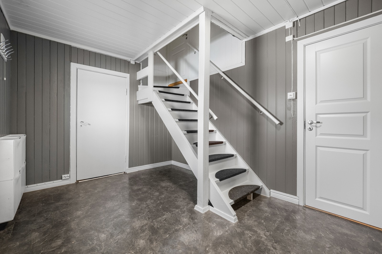 Kjelleren er innredet med gang, vaskerom, innredet rom, bod og lagerrom/boder. Galleribilde