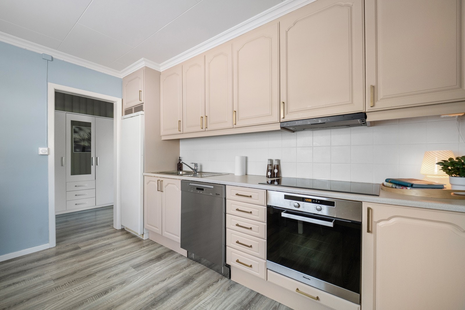 Kjøkkenet har godt med skap og benkeplass. Hvitevarer medfølger. Galleribilde