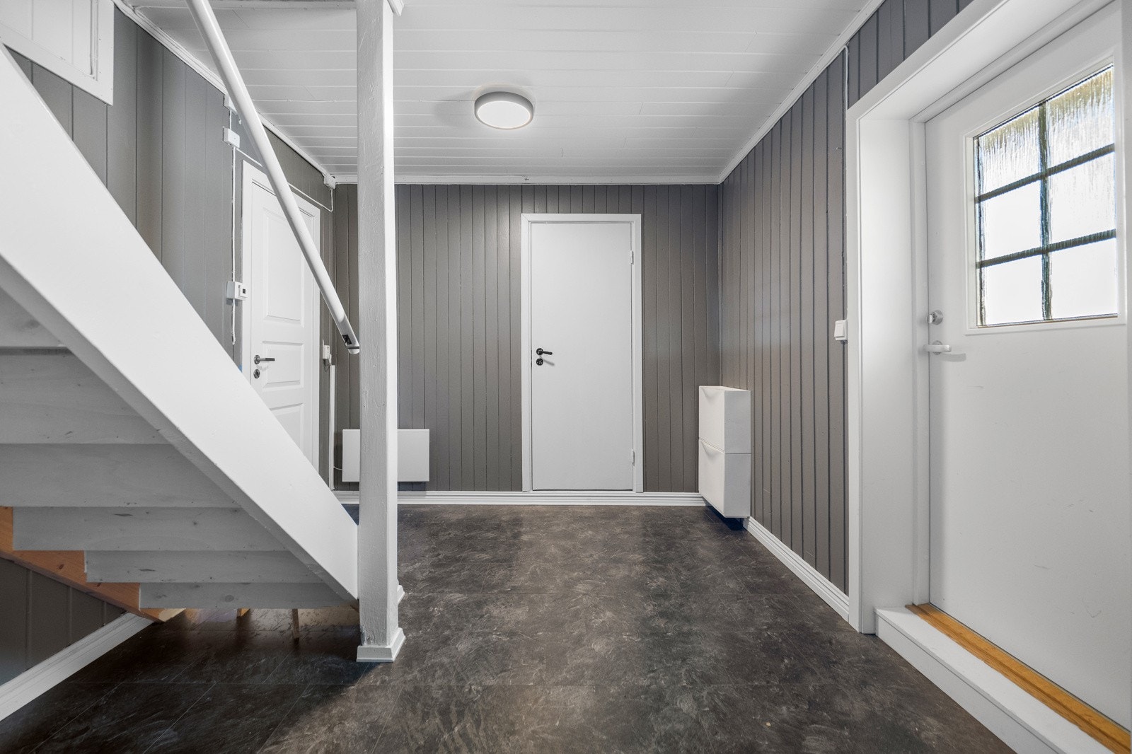 Fra kjelleren er det dør ut til uteområdet. Galleribilde