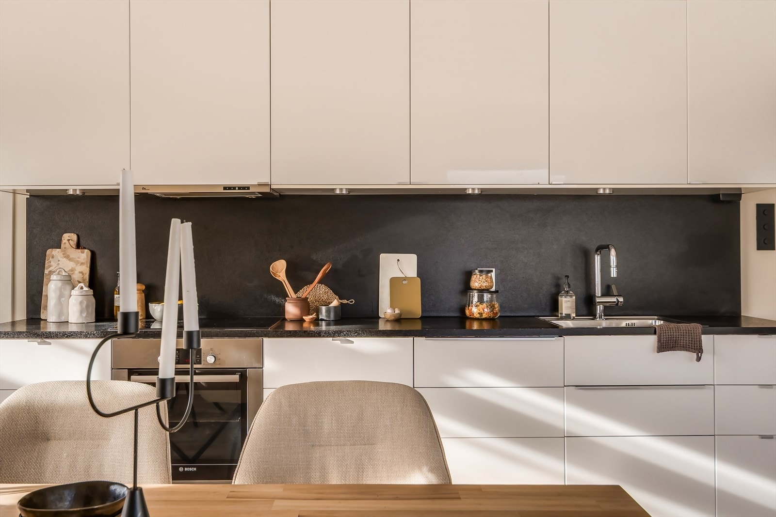 Kjøkkenet er fra 2014 og har en funksjonell utforming med godt med skap- og benkeplass. Galleribilde