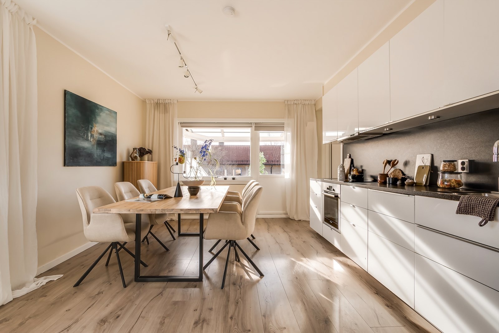 Flott kjøkkenrom med god plass til stort spisebord. Galleribilde