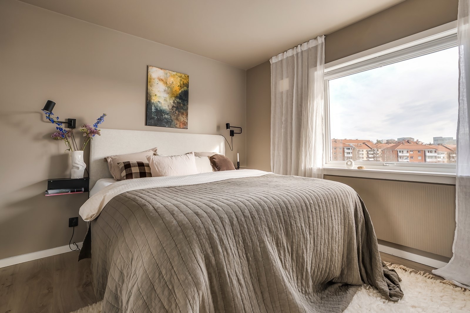 Romslig hovedsoverom med god plass til dobbeltseng og tilhørende møbler. Galleribilde