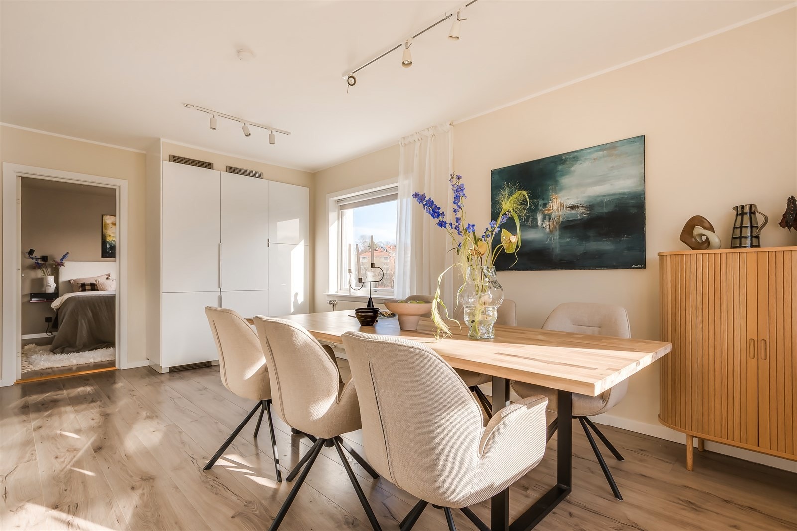 Leiligheten har en attraktiv hjørnebeliggenhet som gir gode lysforhold og rikelig med naturlig lysinnslipp fra flere sider. Galleribilde