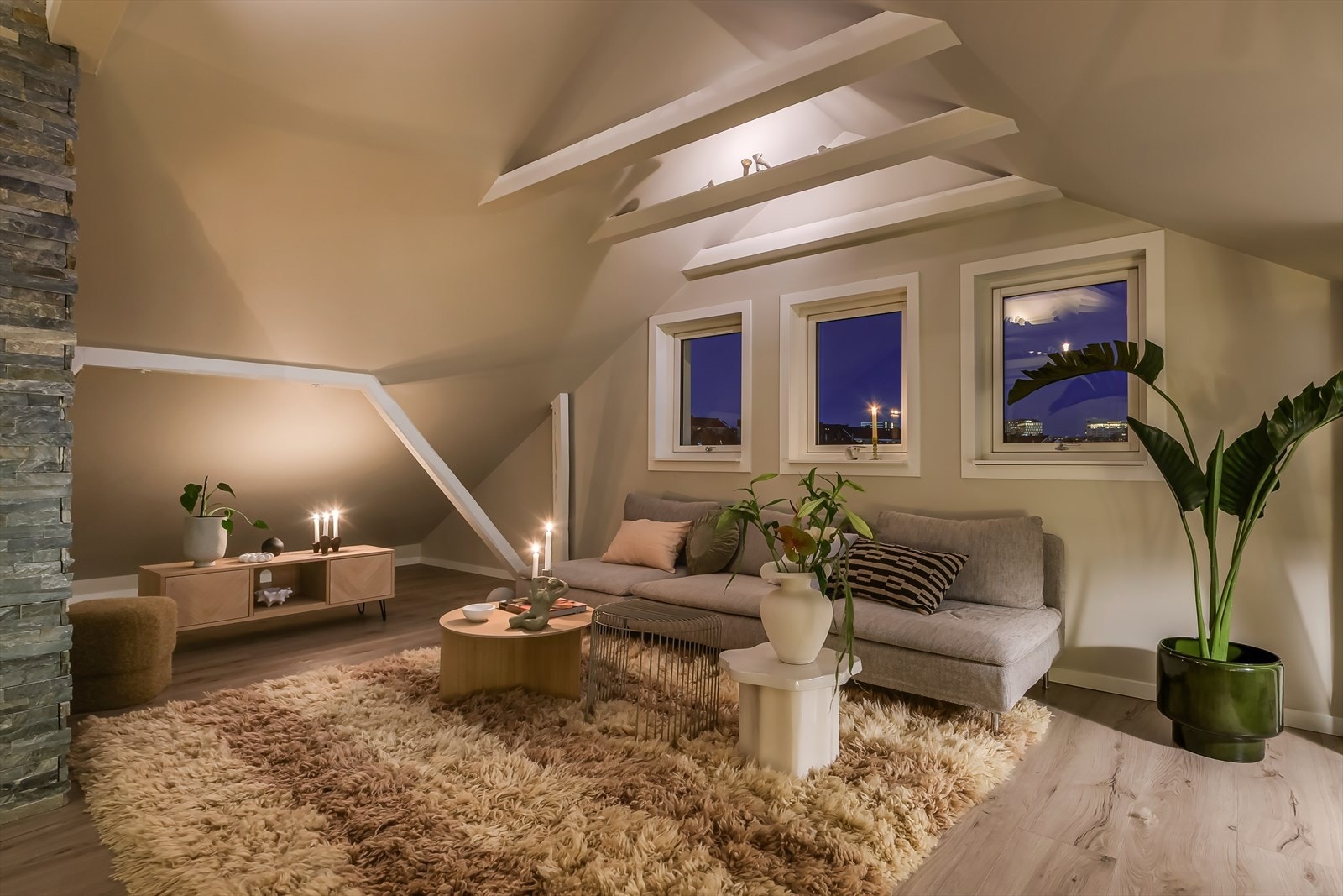 Loftet ble utbygd i 2013 (ferdigattest foreligger) og har et gulvareal på ca. 59 m². Galleribilde