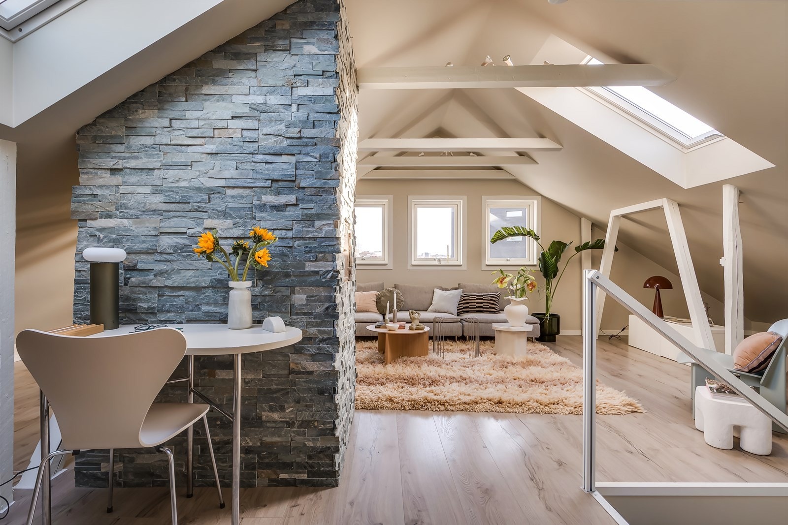 Store vindusflater sikrer gode lysforhold, og god takhøyde skaper en luftig atmosfære. Galleribilde