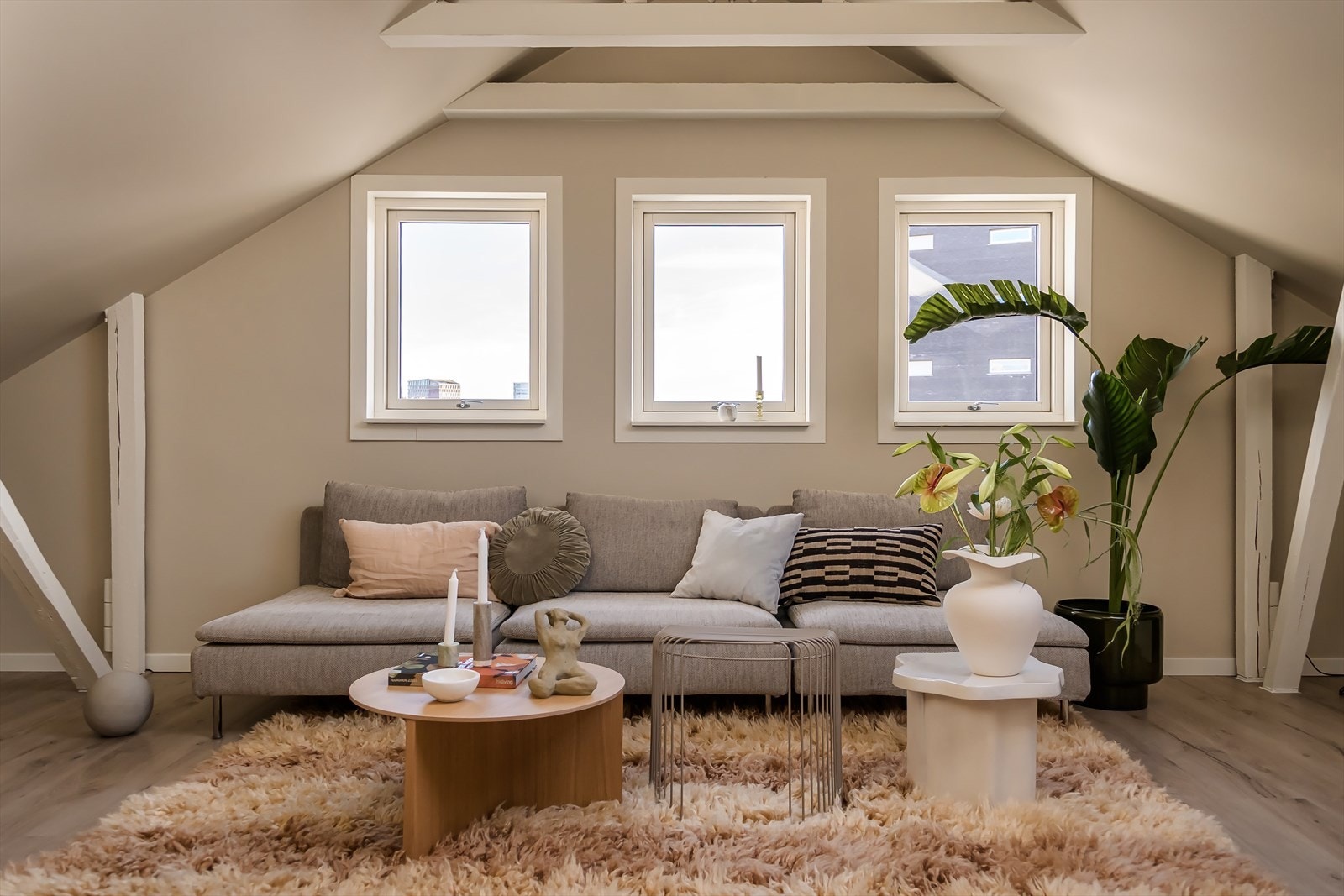 Stuen har god plass til sofagruppe, tv-møbler og øvrig møbler etter eget ønske. Galleribilde