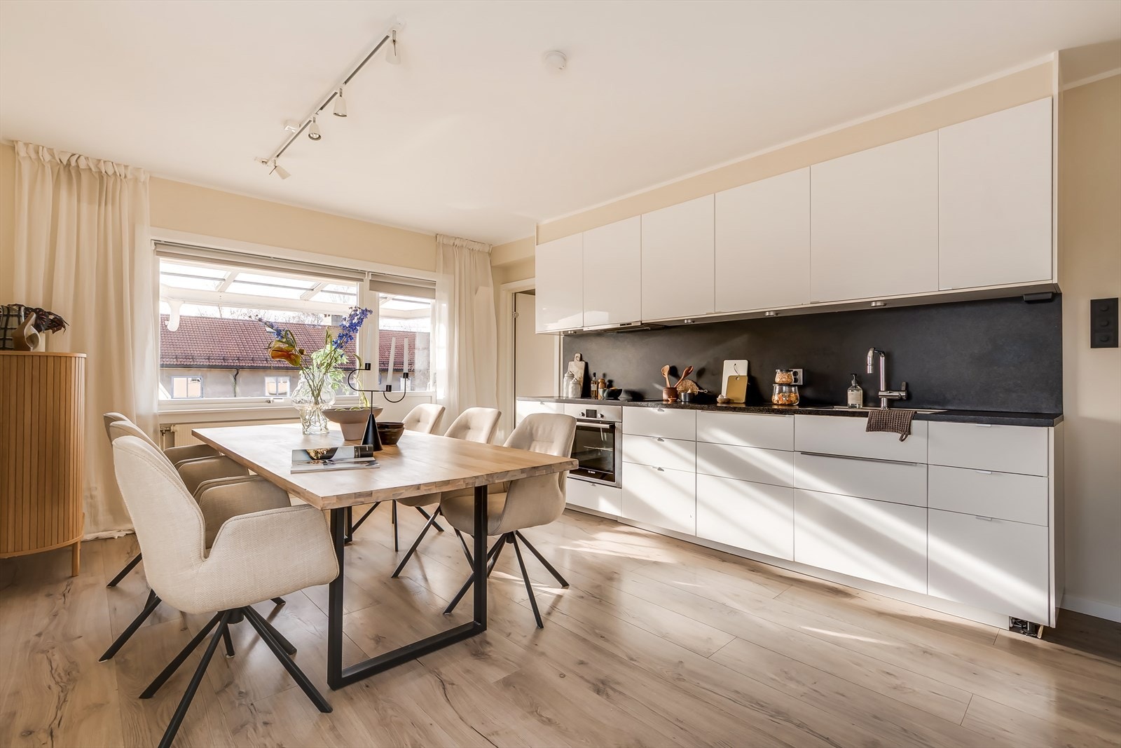 En nydelig og attraktiv 4-roms hjørneleilighet over to plan. Galleribilde