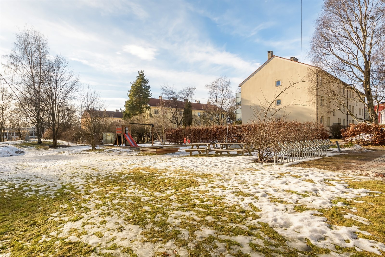 Flott utearealer med sykkelparkering, sittegrupper og lekeplass for de yngste. Galleribilde