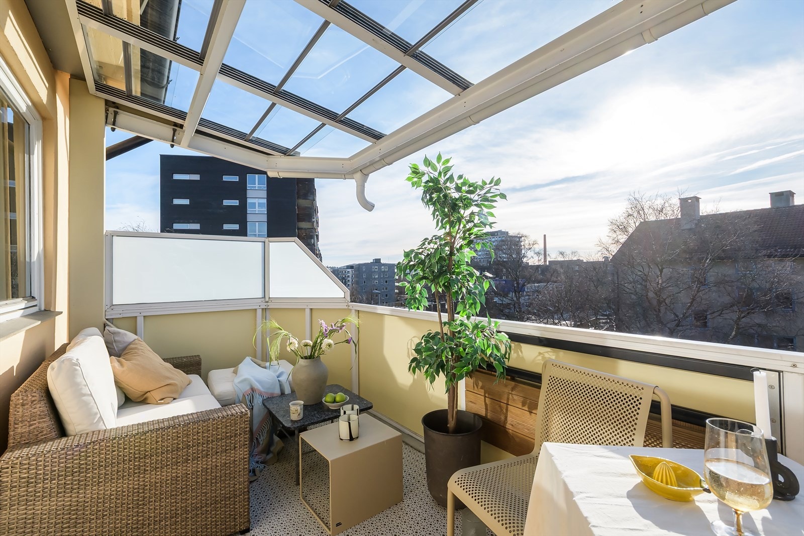 Fra kjøkkenet er det utgang til en stor balkong på ca. 8 m². Galleribilde