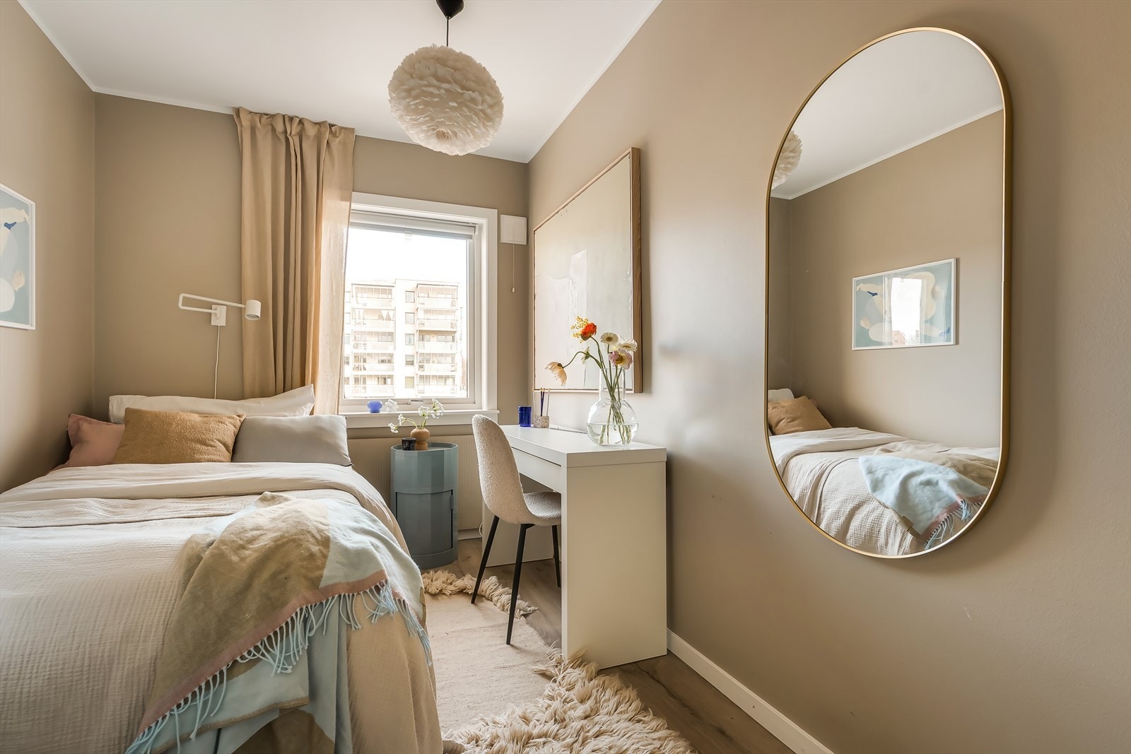 Soverom 2: Lyst og delikat soverom med plass til seng, garderobeskap og øvrig møblement. Galleribilde