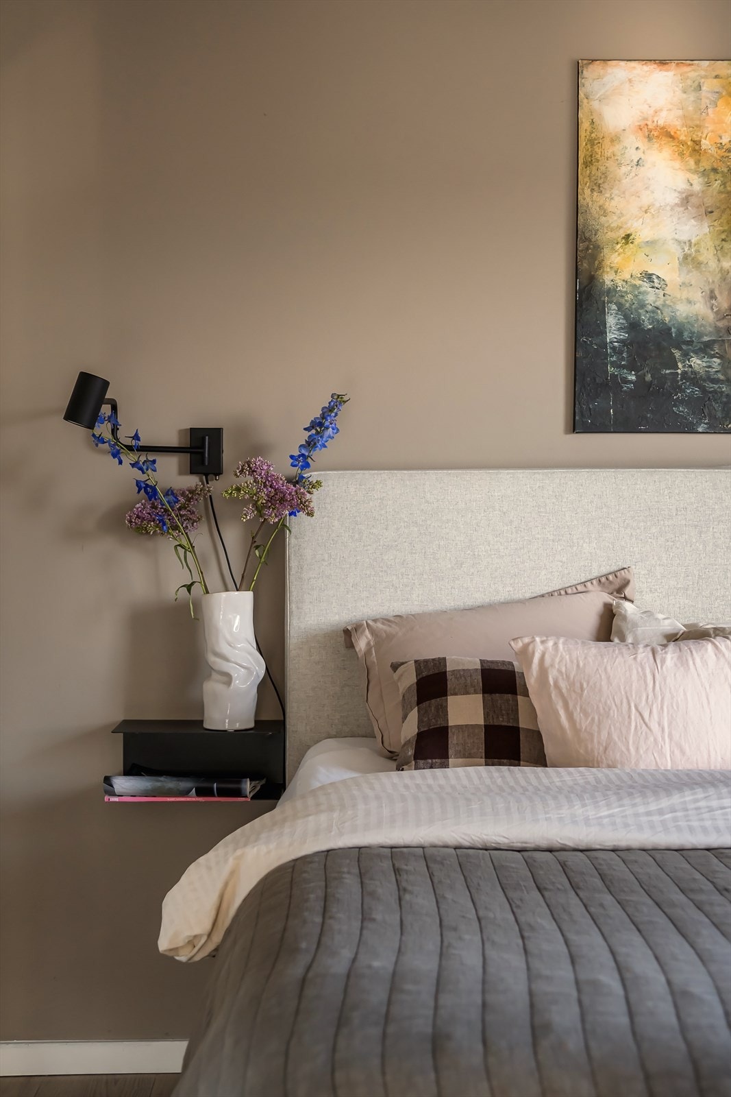 Overflatene er malt i en behagelig og rolig fargetone. Galleribilde