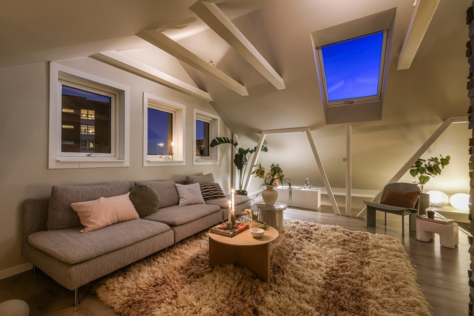 Overflatene er malt i en behagelig og rolig fargetone, og gulvet er dekket med parkett. Galleribilde