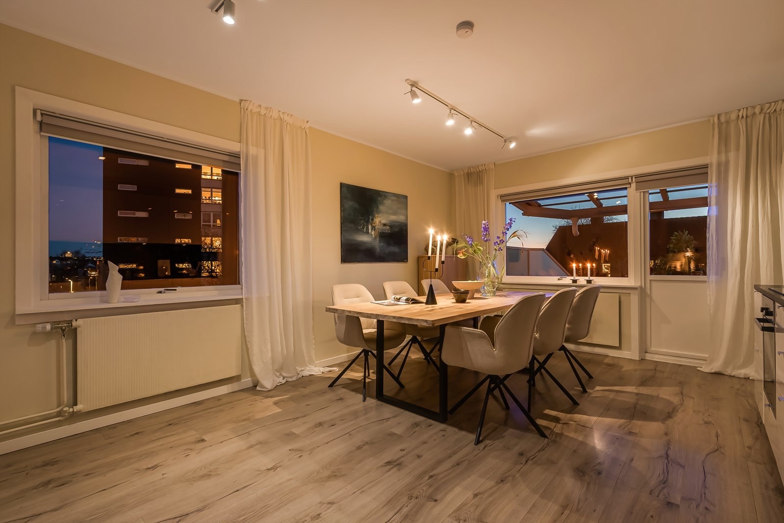 Rommet er malt i nydelige fargetoner som gjør det enkelt å innrede. Galleribilde