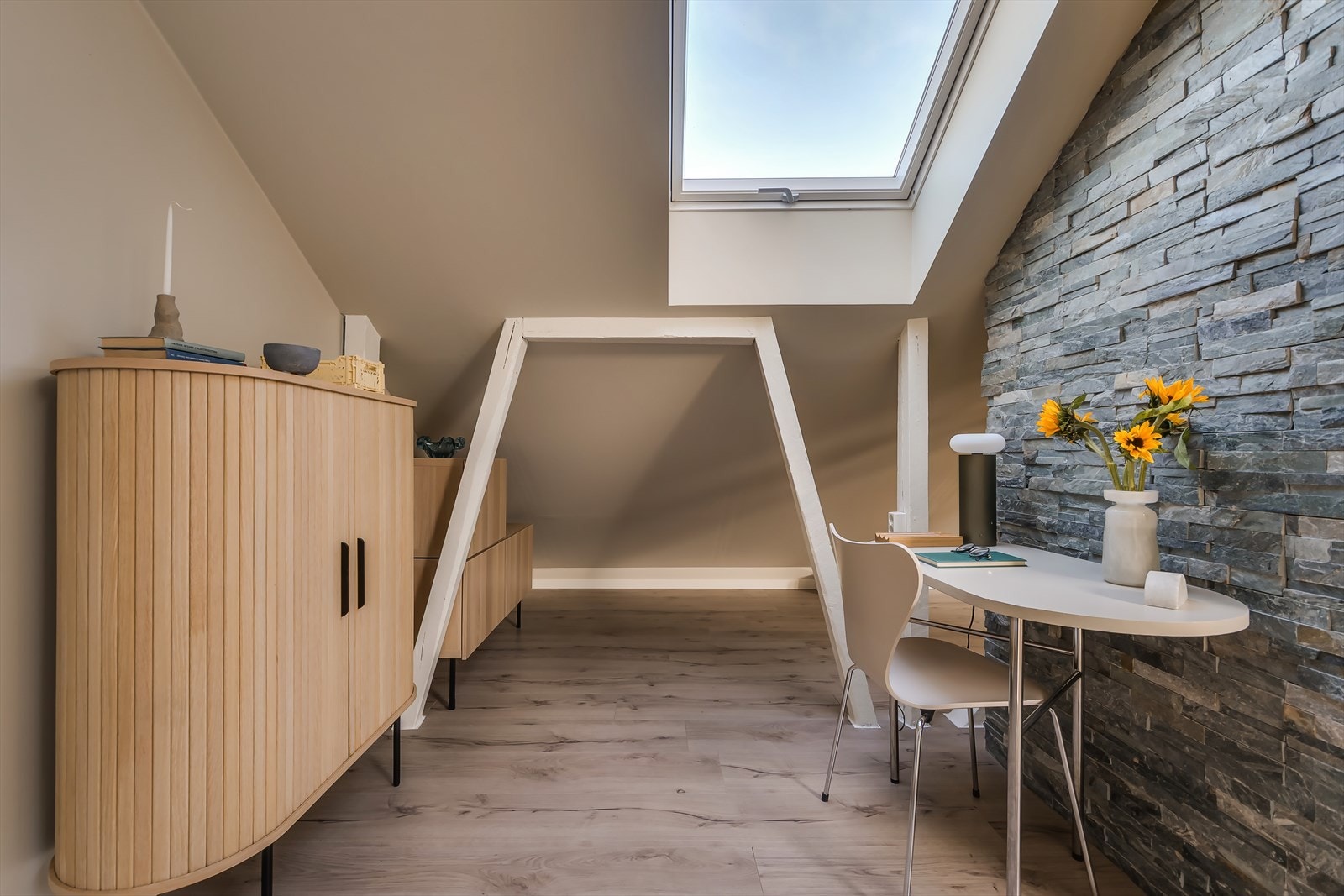 Plassen er svært godt utnyttet med plass til hjemmekontor. Galleribilde